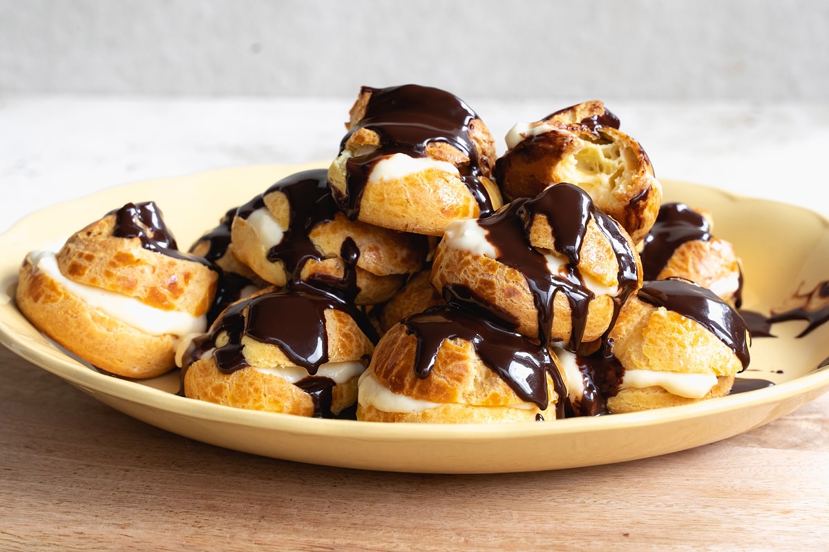 Profiterol s domácí čokoládovou polevou: krémová zmrzlina jako náplň