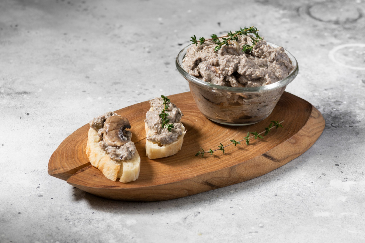 Tato pasta z žampionů chutná nejlépe na podzim. Celá rodina si ji s chutí natírá na chléb