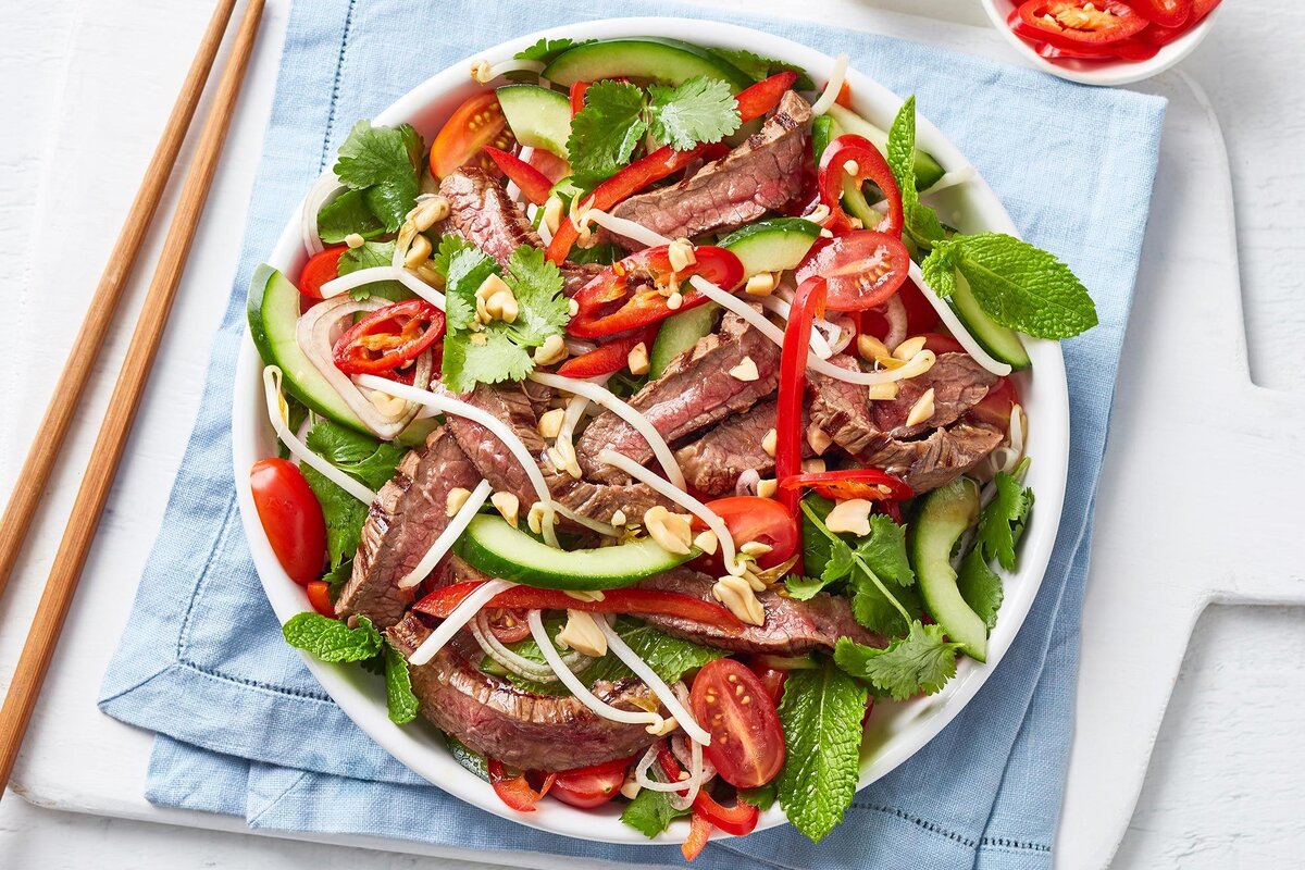Rychlý, pikantní thajský salát s hovězím masem: recept na 15 minut