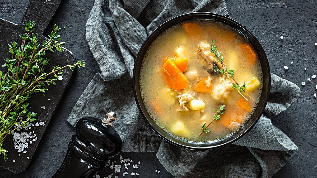 Připravuji rybí polévku po řeckém způsobu. Jedna ingredience jí dodává svěžest