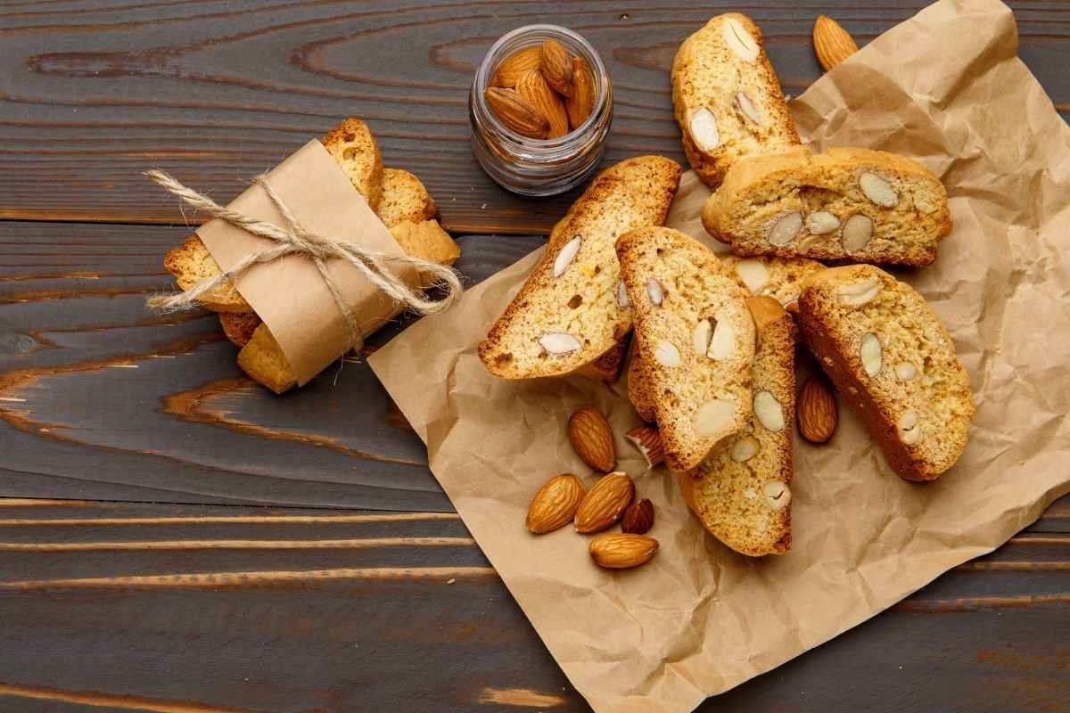 Jablečný koláč s cantuccini: ideální pochoutka bez pečení