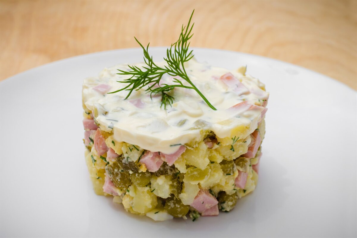 Není to ruský salát, ale obsahuje také brambory: typický recept, který se podává jako příloha nebo hlavní jídlo