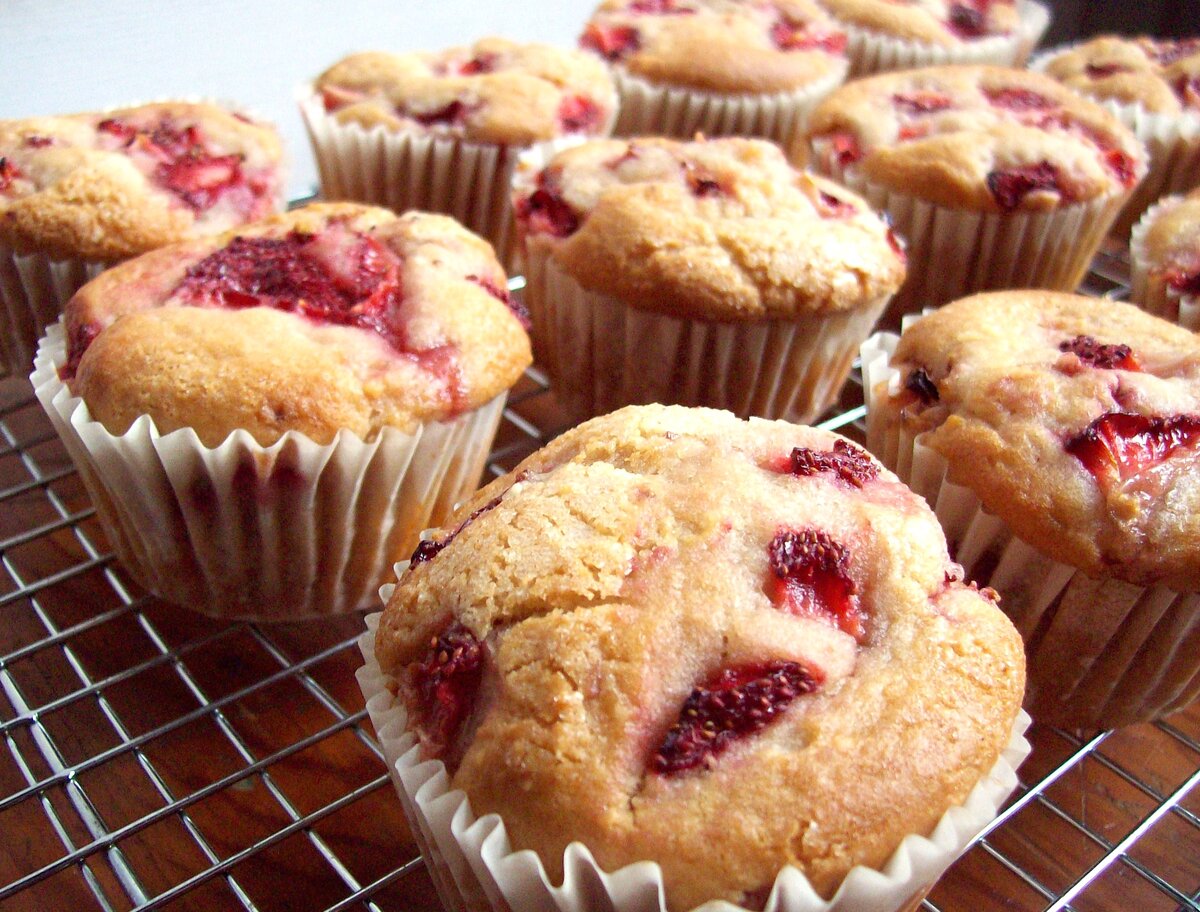 Nejjednodušší malinové muffiny můžete připravit lžící za 5 minut. Bez šlehání a míchání, ale vzdušné jako piškot.