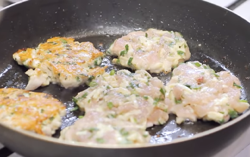 Pokud jde o kuřecí kotlety, tak jen takto. Žádné jiné nejsou tak šťavnaté a chutné: jednoduchý recept.