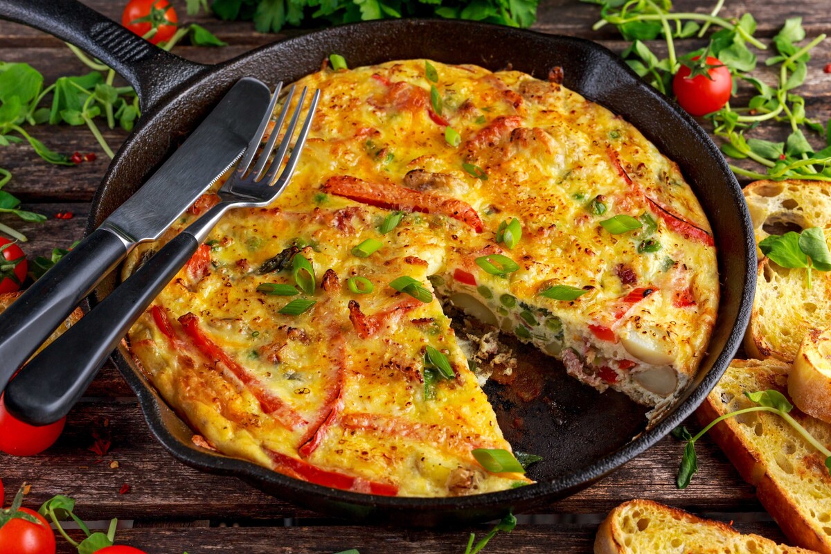 Když má rodina chuť na výživnou večeři, připravuji tento omelet. Zelenina mu dodává chuť