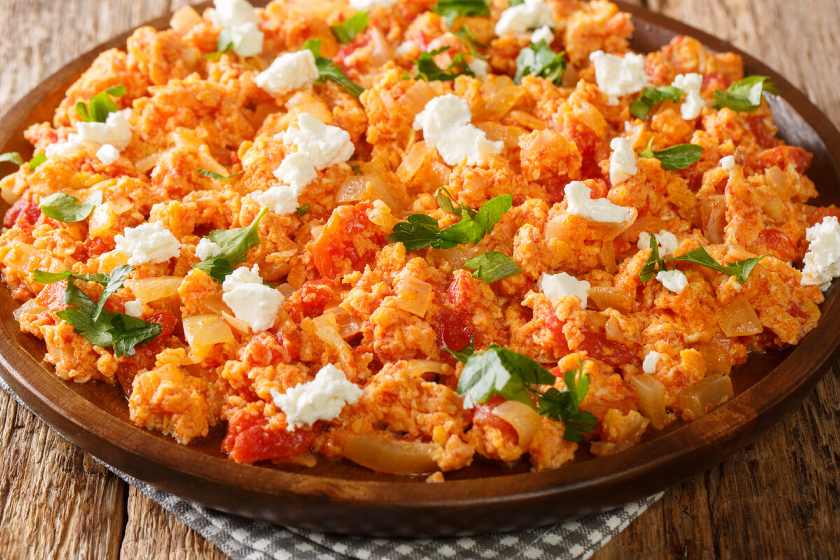 Řecký recept: strapaciada, omeleta s vejci, rajčaty a sýrem feta
