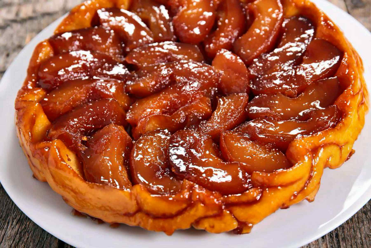 Tarte Tatin: francouzská verze klasického jablečného koláče, připravená obráceně a karamelizovaná