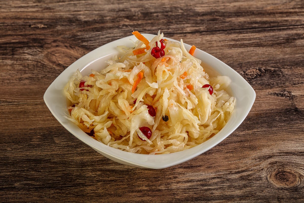 Dvě nové ingredience a salát z kysaného zelí potěší každého. Při obědě zmizí jako první