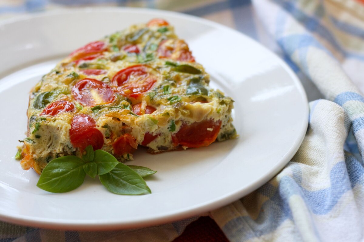Frittata se zeleninou a sýrem: zdravý recept bohatý na bílkoviny a nízkokalorický