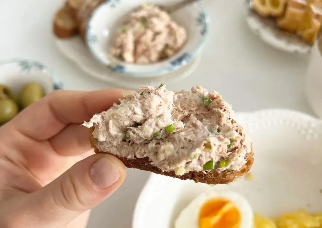 3 ingredience a 2 minuty. Vyzkoušejte tento recept na pastu z tuňáka a budete ji připravovat pořád.
