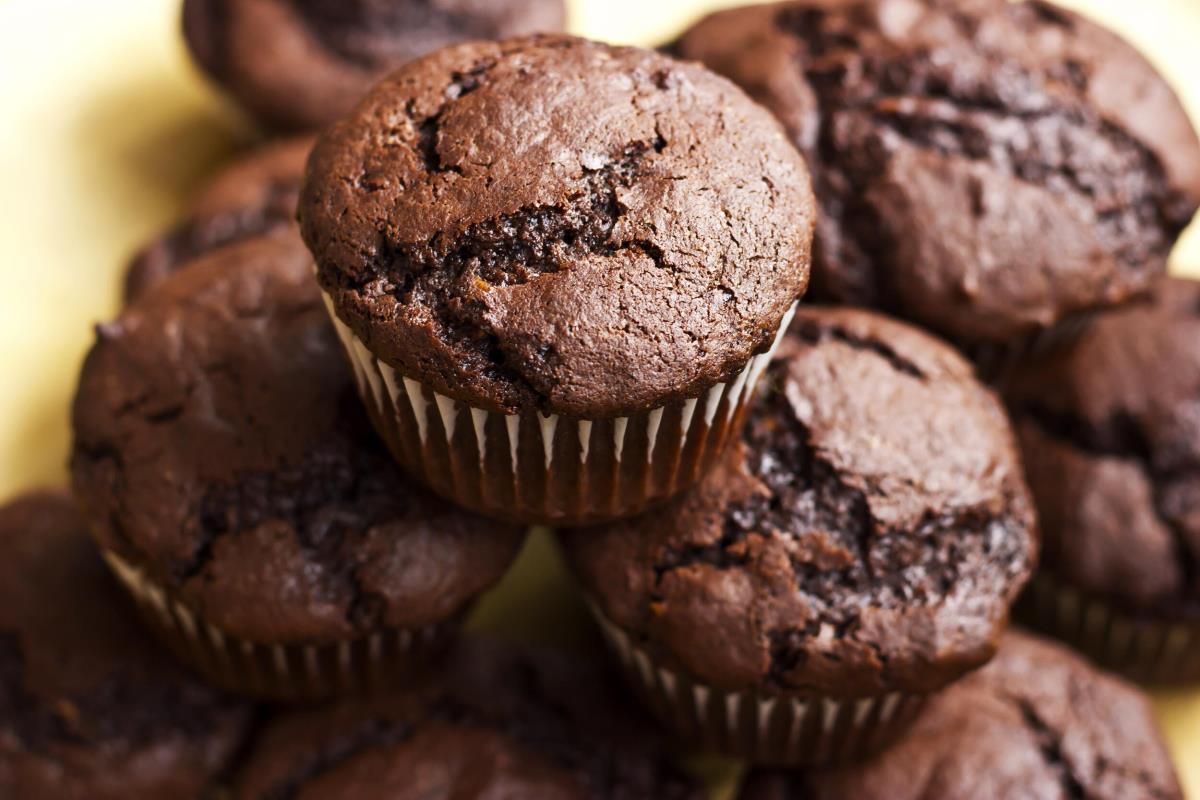 Nadýchané kakaové muffiny s čokoládou: stačí smíchat ingredience
