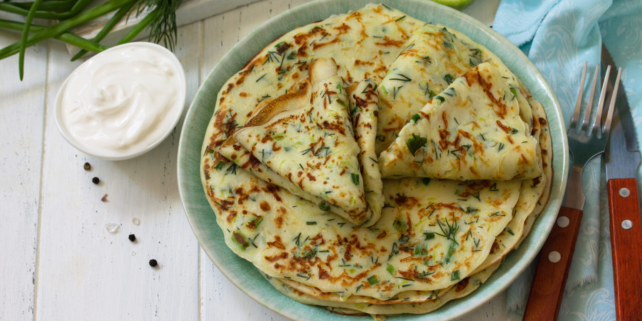 Z nastrouhaných cuket a několika jednoduchých ingrediencí připravuji zdravé palačinky. Podávám je jako předkrm nebo večeři.