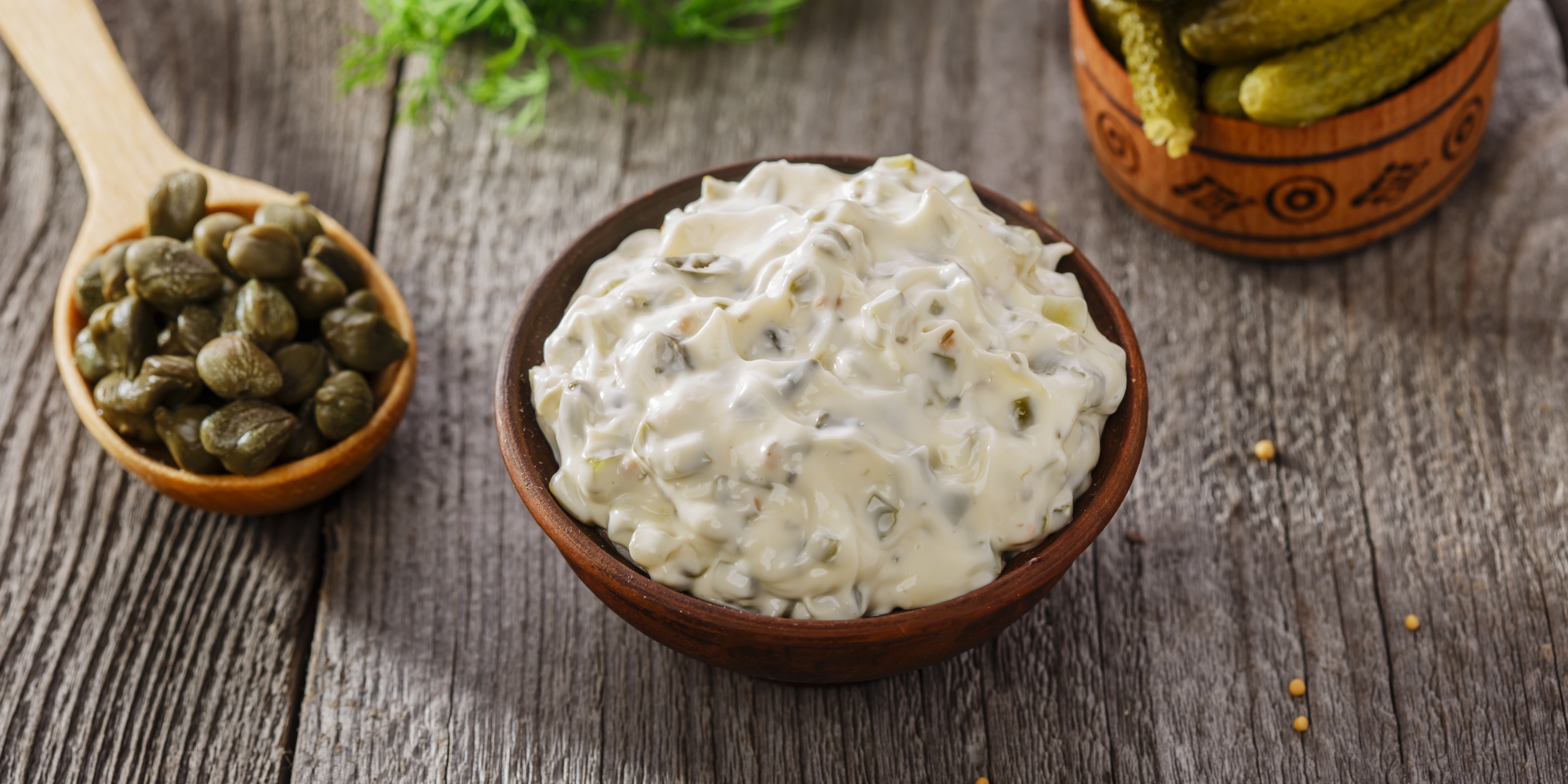 Jak připravit tatarskou omáčku, tradiční francouzský recept, který se podává k rybám, mořským plodům, masu a mnoha dalším pokrmům