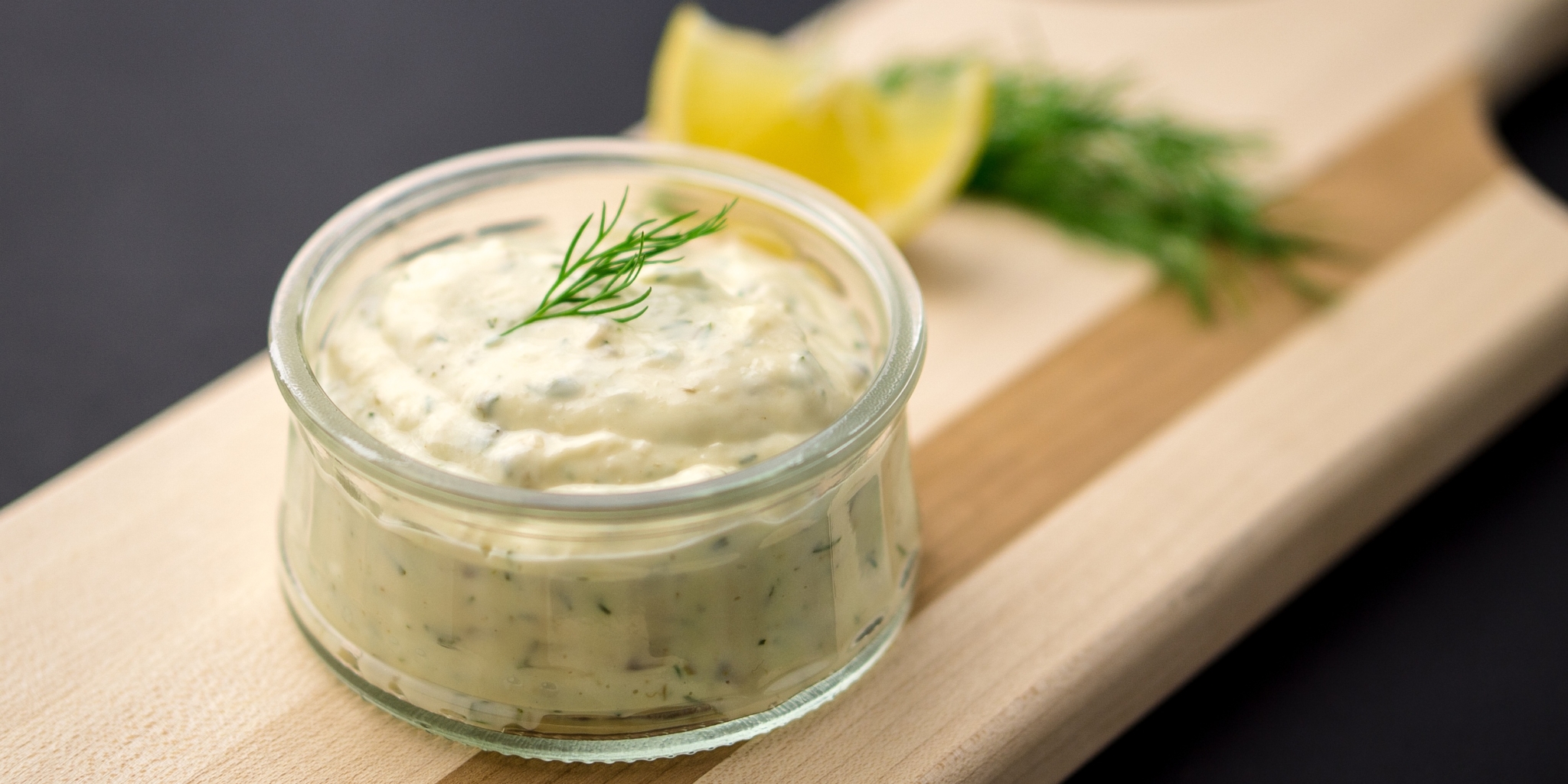 Jak připravit tatarskou omáčku, tradiční francouzský recept, který se podává k rybám, mořským plodům, masu a mnoha dalším pokrmům