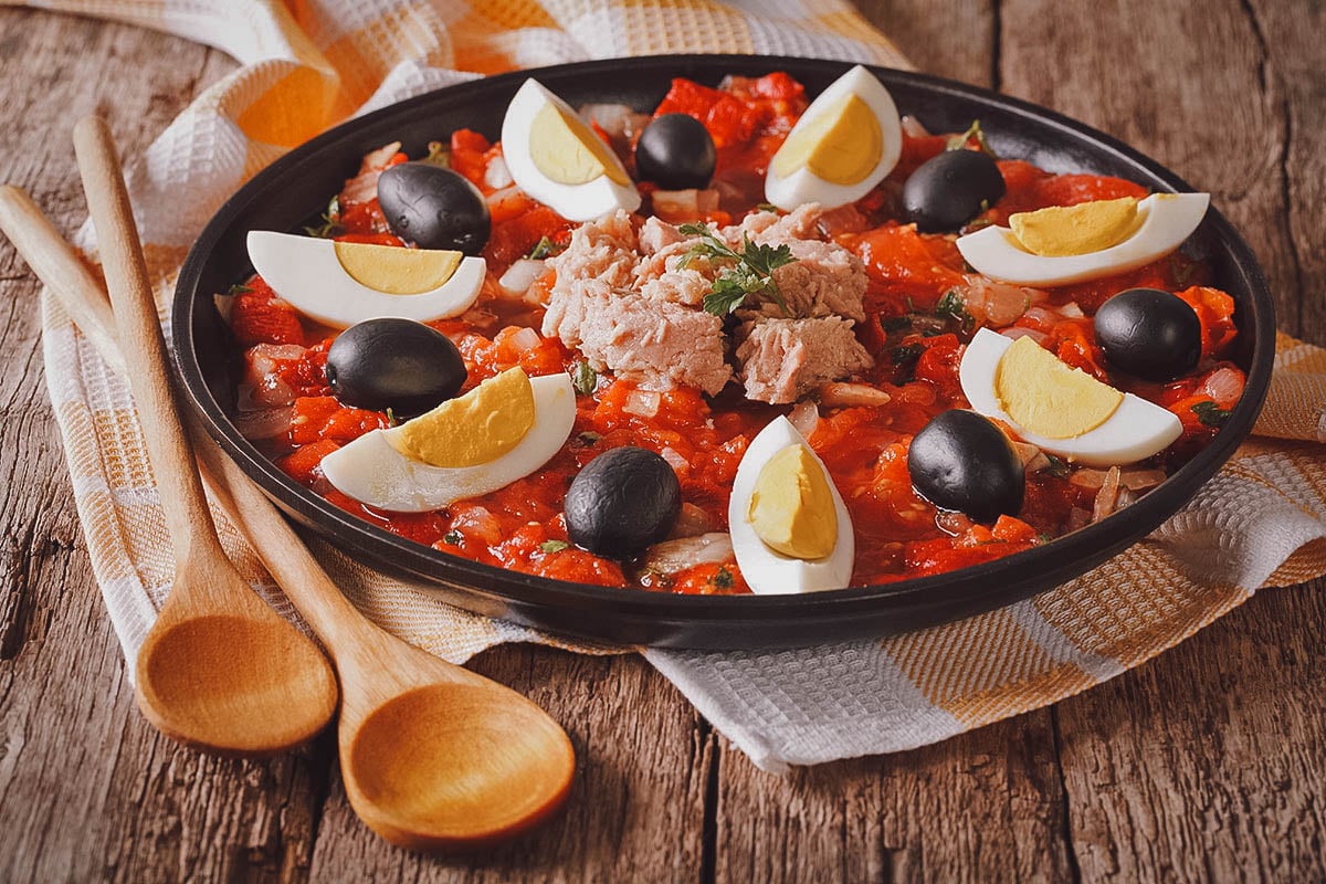 Recept na salát z pečených paprik s vejcem a olivami