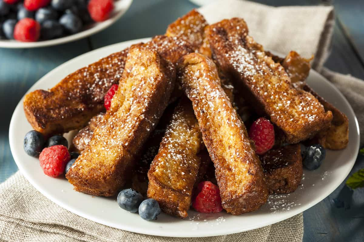 Tyto francouzské toasty z horkovzdušné fritézy jsou křupavé, dozlatova opečené a ideální k snídani