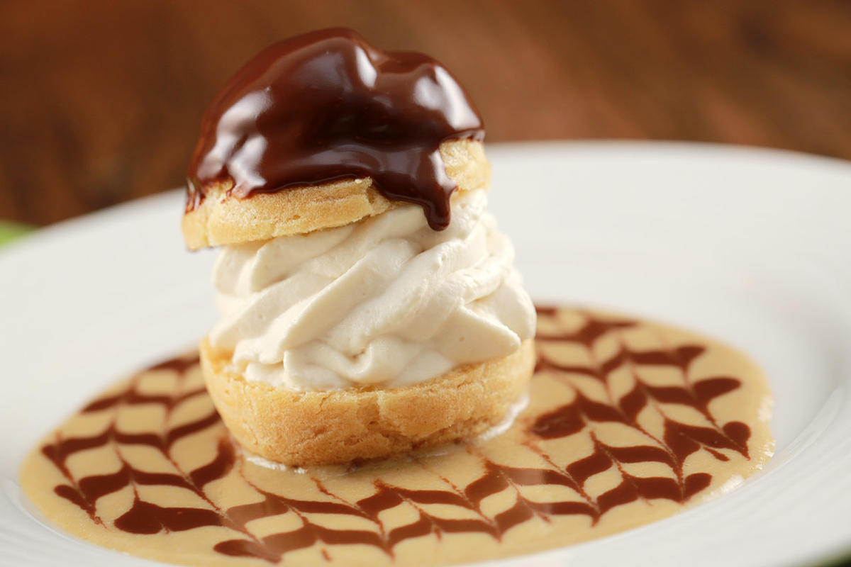 Profiterol s domácí čokoládovou polevou: krémová zmrzlina jako náplň