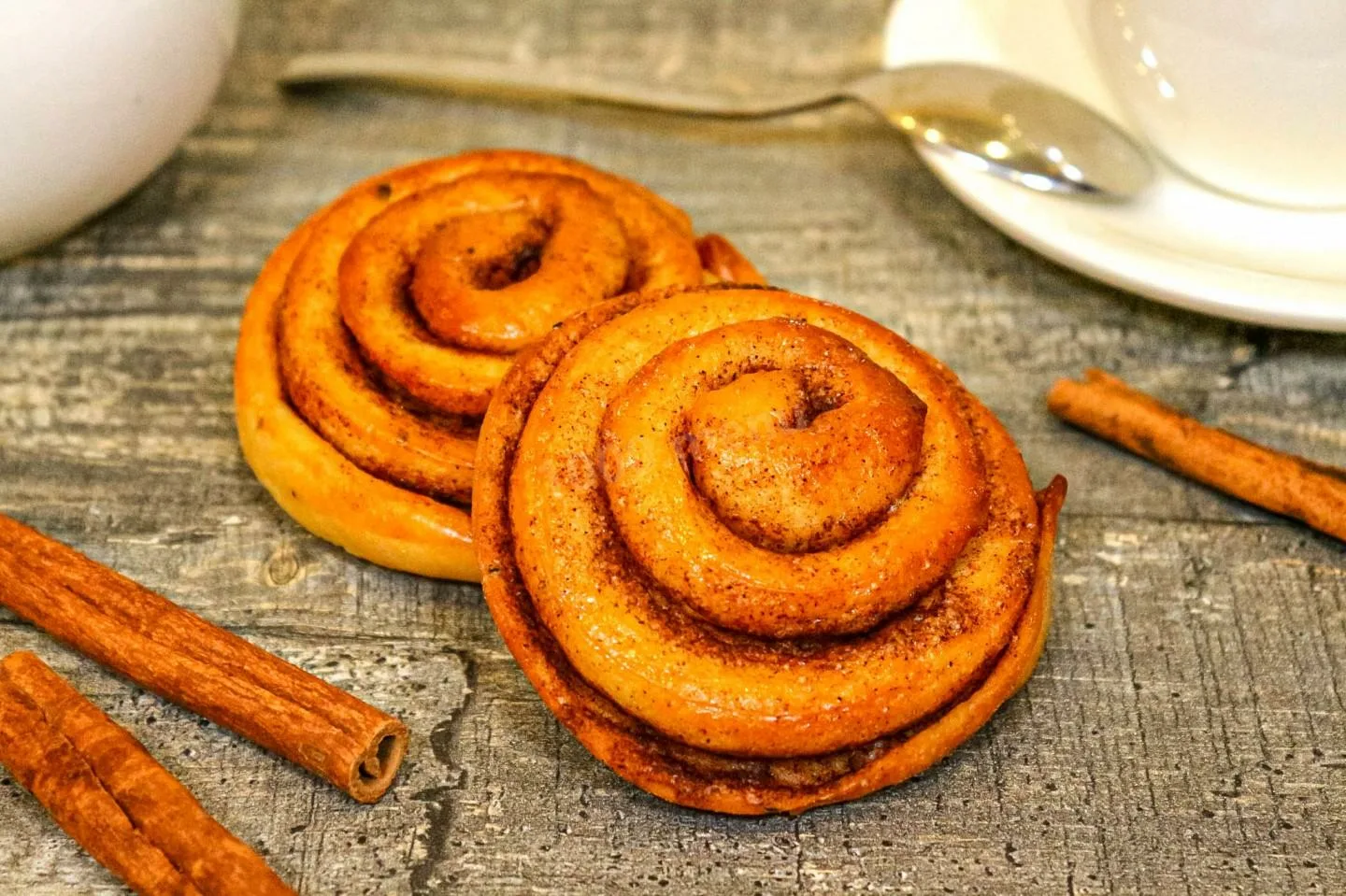 Recept na tyto skořicové buchty jsem dostala od sousedky. Nečekaná přísada umocňuje chuť