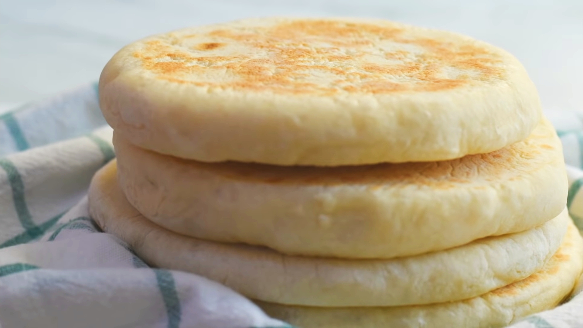 Hotovo za 5 minut: recept na nadýchaný chléb připravený na pánvi, bez lepku a mouky